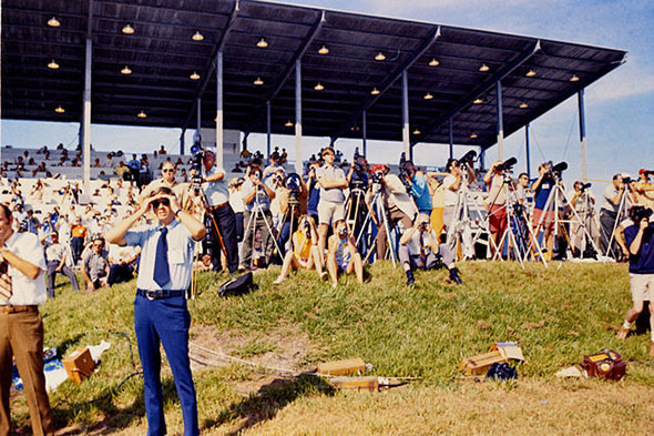 アポロ15号の打ち上げを見る見物人たち