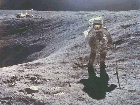 逆光で撮られたアポロ16号の飛行士