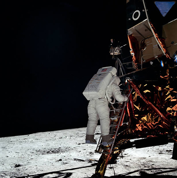 月着陸船から出てくるオルドリン。撮影者はアームストロング船長。