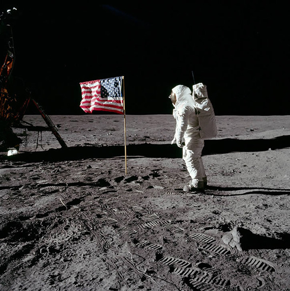 アポロ11号のオルドリンと星条旗