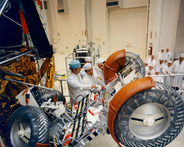 アポロ15号の月着陸船下段に格納される月面車（１）。